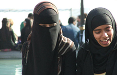 Cautand femeia musulmana in Canada